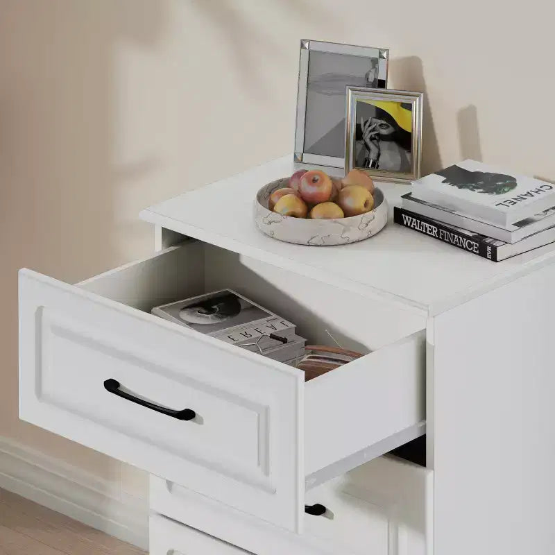 Commode blanche à 3 tiroirs avec poignées en acier, montage par une personne